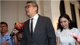 PD
連勝文夫婦出席蔡正元婚宴
國民黨政策會執行長蔡正元21日中午和特助「馬尾妹」
洪菱霙舉辦婚禮，地點選在台北市萬豪酒店席開12桌，
國民黨中央委員連勝文（右2）夫婦也到場獻上祝福。
中央社記者鄭傑文攝 105年5月21日