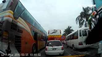 遊覽車違規下客擋道　小黃按喇叭遭嗆