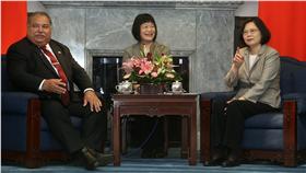 PD
總統接見諾魯總統（3）
總統蔡英文（右）21日在總統府，接見諾魯共和國總統
瓦卡（Baron Waqa）（左）伉儷，蔡總統數著隨行成員
人數。
中央社記者吳家昇攝 105年5月21日