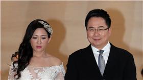 PD
蔡正元迎娶馬尾妹洪菱霙
國民黨政策會執行長蔡正元（右）21日在台北市萬豪酒
店，和特助「馬尾妹」洪菱霙（左）舉辦婚禮。
中央社記者鄭傑文攝 105年5月21日