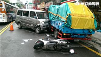 影／箱型車失控連撞3車　3人送醫