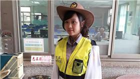 高雄女警戴牛仔帽(圖/中央社)