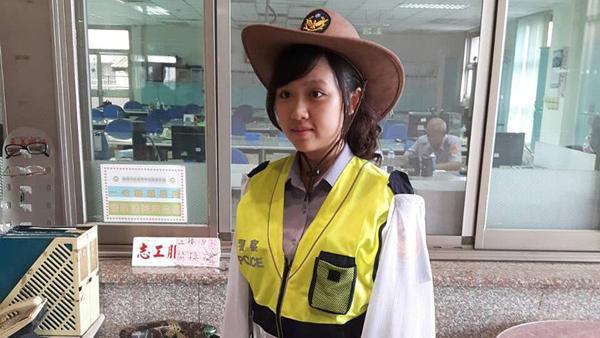 萌度破表！高雄女警試戴牛仔帽執勤
