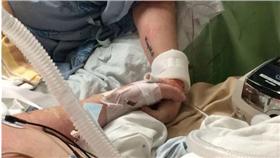 牽手,生前最後一次道別 （圖／翻攝自Metro）