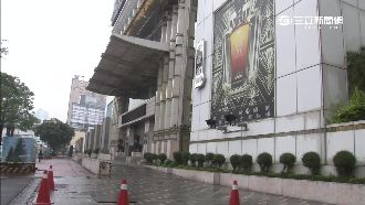 酒女偷錢藏衣內　胸前異常凸起遭逮