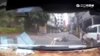 粗心駕駛開門不看路　撞飛腳踏車阿伯