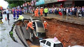 江西道路突現4公尺深大坑 4車墜落_中新網