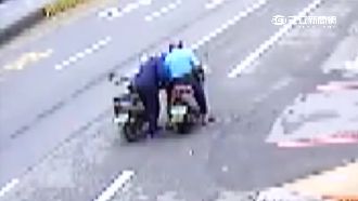 裝摸骨搭訕老人　男子假關心真偷錢！