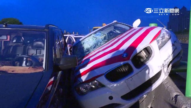 國道警車遭夾擊！2警、2駕駛送醫