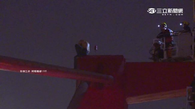 男爬光復橋輕生　警消封橋2小時救命
