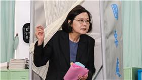 PD
2016年民主進步黨新北市黨部黨職改選
民進黨主席蔡英文22日前往「2016年民主進步黨新北市
黨部黨職改選」投開票所投票。
中央社記者郭日曉攝 105年5月22日