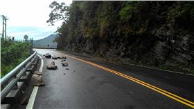 LG
地震影響  屏東台24線小坍方
高雄市六龜區22日清晨4時51分發生芮氏規模5.2地震，
最大震度5級在屏東三地門鄉，屏東霧台鄉主要交通道
路台24線，在8.5K和34.9K落石坍方。圖為34.9K處的落
石。
（屏東消防局提供）
中央社傳真  105年5月22日