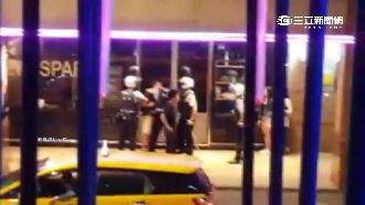 情侶口角爆衝突　警排解疑遭鋁棒攻擊