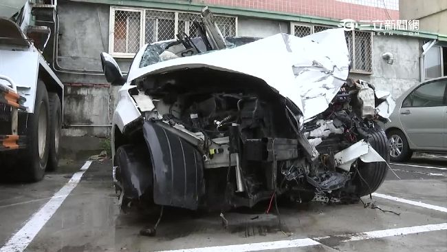 不熟路況煞不住　車撞橋墩釀1死2傷