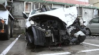 不熟路況煞不住　車撞橋墩釀1死2傷