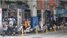 ED
23日起汽油大漲0.7元（3）
台灣中油公司宣布，依浮動油價機制計算，23日凌晨零
時起汽油價格每公升大漲新台幣0.7元、柴油0.8元，各
式油品新牌價為92無鉛汽油每公升23.6元、95無鉛25.1
元、98無鉛27.1元、超級柴油21.2元。
中央社記者徐肇昌攝  105年5月22日