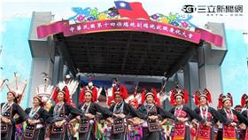  第十四任總統副總統就職府外民間團體表演「台灣之光」，從葡萄牙人登入、原住民族、清兵入關、宗教信仰、可愛客家話、日治時期、國民政府來台、228事件、文化融合、農業發展、民歌時期、棒球時期、新住民、美麗的寶島，發生在台灣重大場景。。（記者邱榮吉/攝影）(16:9)