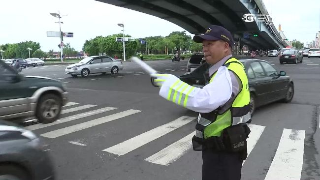撞上交通指揮台　騎士獲國賠46萬元