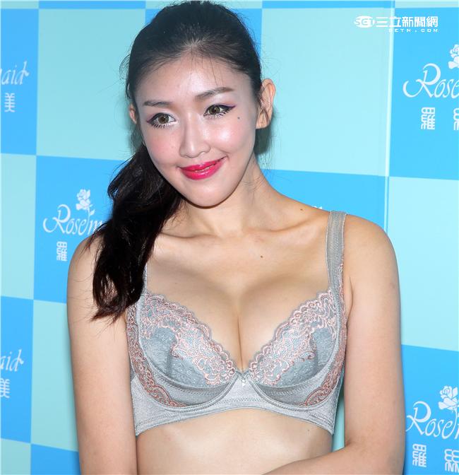 正妹任育萱有超長美腿加上傲人上圍，有「陸上美人魚」封號。（記者邱榮吉/攝影）
