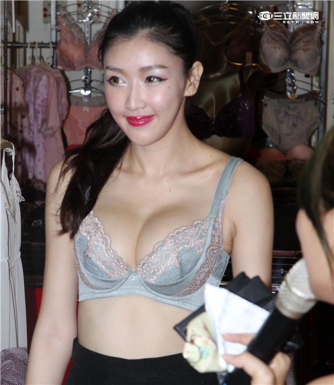 正妹任育萱有超長美腿加上傲人上圍，有「陸上美人魚」封號。（記者邱榮吉/攝影）
