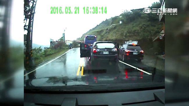 遊客驚魂！山老鼠遭警追緝竄逃大馬路