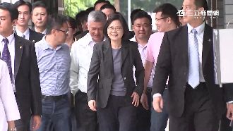 小英突這一舉動　「維安」驚呆圍人牆