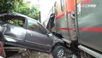 直擊／女駕駛卡平交道　2秒驚險逃生