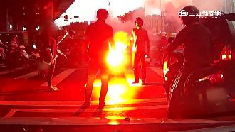 不滿車道被擋　騎士當街丟信號彈嗆聲