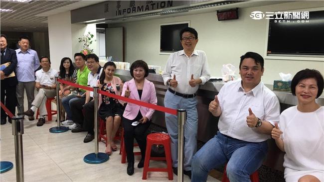 柯赴議會專案報告　接陳情書險推擠