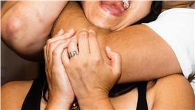 勒死
https://www.flickr.com/photos/peyri/6187815973/in/photolist-aqNb7i-8CTsRv-bWtogt-7JiYXS-4bFqPQ-7cRahF-7ifyFC-dB1iMm-RPiGz-rpPgWo-5yhFuQ-6vjKtw-3Nw4j-c2nUFW-7mupFc-nGYD65-qKLQ1t-qGyxkU-GAHqn-eqz71L-knxz1-FJrVv-r2GBb-g5wyP-bmJgNb-qz8biZ-qVZNCp-ardMmJ-7LZRLE-ieMt9m-qidnsW-95jKg-qi4LxU-sERTC-7P9ZTo-bBLSYD-pKWY9r-2dfr6m-8DSTJT-hNofCd-5mfXgR-fWKo5o-7Jba9M-9h9FxP-bSYVZ-gL6CX9-5XLGVz-6NTKed-7WeyQE-8AZxQK