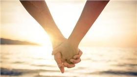 ▲調查：男性大方認愛，女性「名花有主」卻不說？（圖／Pollster波仕特線上市調網）