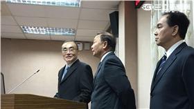 馮世寬　孫振威攝