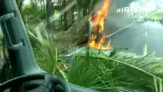 自撞路樹側翻火燒車　駕駛驚險逃出