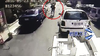 違停被拖吊崩潰　男子先丟刀後襲警