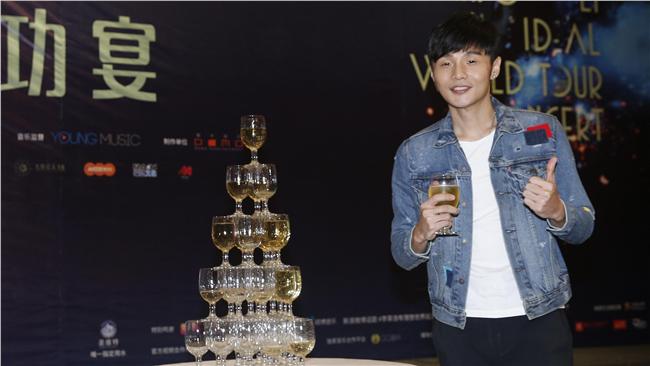 李榮浩北京開唱　燈一暗媽媽立刻噴淚