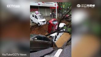 3秒吞噬4車！陸馬路塌陷變「天坑」