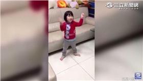 小妹妹一邊哭一邊跳妖怪舞 