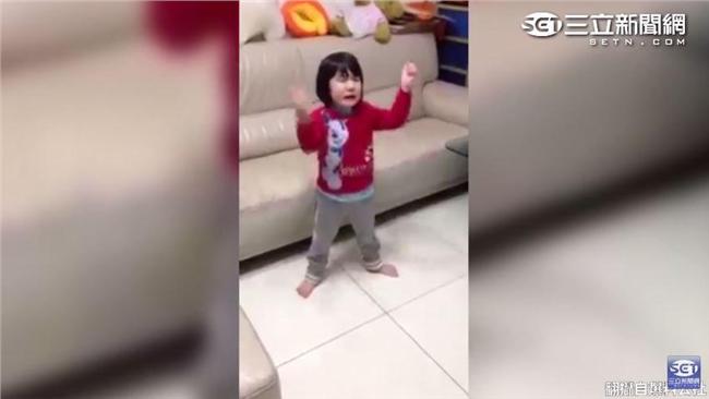 她聽到這旋律邊哭邊跳舞　網友笑翻了