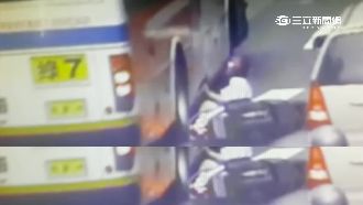 疑為閃違停車輛　女騎士撞公車遭輾腿