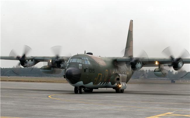 C-130運輸機配備四個渦輪螺旋槳發動機，能作高空、高速遠程飛行，包括日/夜滲透和撤離、特種地面作戰部隊的支援、心理戰任務、空中偵察以及空降和地面—空中救生等，可以在未整備跑道上起降，經過修改後，航程更遠，又可同時執行戰術與戰略運輸任務。（記者邱榮吉/攝影）