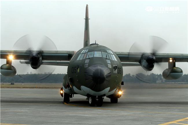 C-130運輸機配備四個渦輪螺旋槳發動機，能作高空、高速遠程飛行，包括日/夜滲透和撤離、特種地面作戰部隊的支援、心理戰任務、空中偵察以及空降和地面—空中救生等，可以在未整備跑道上起降，經過修改後，航程更遠，又可同時執行戰術與戰略運輸任務。（記者邱榮吉/攝影）