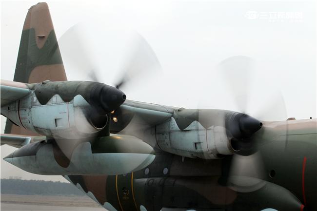 C-130運輸機配備四個渦輪螺旋槳發動機，能作高空、高速遠程飛行，包括日/夜滲透和撤離、特種地面作戰部隊的支援、心理戰任務、空中偵察以及空降和地面—空中救生等，可以在未整備跑道上起降，經過修改後，航程更遠，又可同時執行戰術與戰略運輸任務。（記者邱榮吉/攝影）