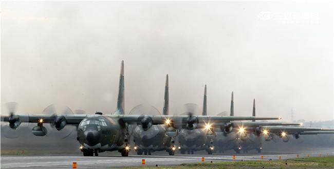 C-130運輸機配備四個渦輪螺旋槳發動機，能作高空、高速遠程飛行，包括日/夜滲透和撤離、特種地面作戰部隊的支援、心理戰任務、空中偵察以及空降和地面—空中救生等，可以在未整備跑道上起降，經過修改後，航程更遠，又可同時執行戰術與戰略運輸任務。（記者邱榮吉/攝影）
