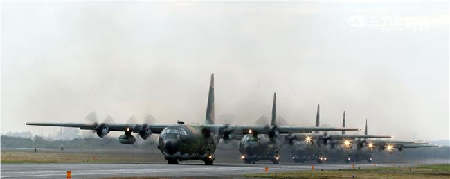 C-130運輸機配備四個渦輪螺旋槳發動機，能作高空、高速遠程飛行，包括日/夜滲透和撤離、特種地面作戰部隊的支援、心理戰任務、空中偵察以及空降和地面—空中救生等，可以在未整備跑道上起降，經過修改後，航程更遠，又可同時執行戰術與戰略運輸任務。（記者邱榮吉/攝影）