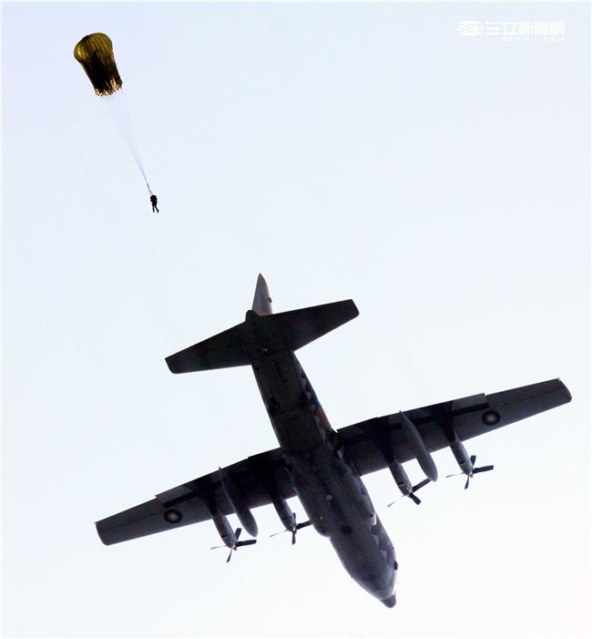 C-130運輸機配備四個渦輪螺旋槳發動機，能作高空、高速遠程飛行，包括日/夜滲透和撤離、特種地面作戰部隊的支援、心理戰任務、空中偵察以及空降和地面—空中救生等，可以在未整備跑道上起降，經過修改後，航程更遠，又可同時執行戰術與戰略運輸任務。（記者邱榮吉/攝影）