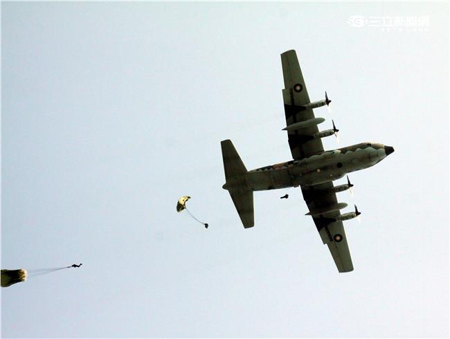 C-130運輸機配備四個渦輪螺旋槳發動機，能作高空、高速遠程飛行，包括日/夜滲透和撤離、特種地面作戰部隊的支援、心理戰任務、空中偵察以及空降和地面—空中救生等，可以在未整備跑道上起降，經過修改後，航程更遠，又可同時執行戰術與戰略運輸任務。（記者邱榮吉/攝影）