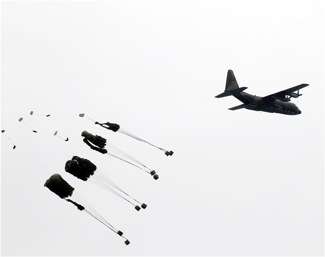 C-130運輸機配備四個渦輪螺旋槳發動機，能作高空、高速遠程飛行，包括日/夜滲透和撤離、特種地面作戰部隊的支援、心理戰任務、空中偵察以及空降和地面—空中救生等，可以在未整備跑道上起降，經過修改後，航程更遠，又可同時執行戰術與戰略運輸任務。（記者邱榮吉/攝影）