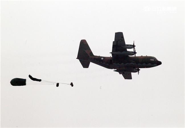 C-130運輸機配備四個渦輪螺旋槳發動機，能作高空、高速遠程飛行，包括日/夜滲透和撤離、特種地面作戰部隊的支援、心理戰任務、空中偵察以及空降和地面—空中救生等，可以在未整備跑道上起降，經過修改後，航程更遠，又可同時執行戰術與戰略運輸任務。（記者邱榮吉/攝影）