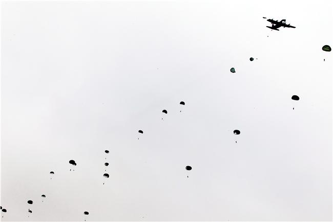 C-130運輸機配備四個渦輪螺旋槳發動機，能作高空、高速遠程飛行，包括日/夜滲透和撤離、特種地面作戰部隊的支援、心理戰任務、空中偵察以及空降和地面—空中救生等，可以在未整備跑道上起降，經過修改後，航程更遠，又可同時執行戰術與戰略運輸任務。（記者邱榮吉/攝影）