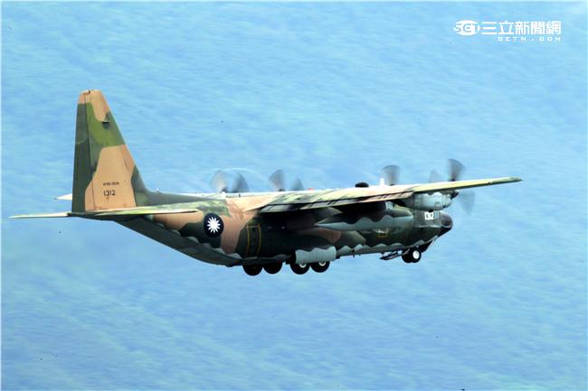 C-130運輸機配備四個渦輪螺旋槳發動機，能作高空、高速遠程飛行，包括日/夜滲透和撤離、特種地面作戰部隊的支援、心理戰任務、空中偵察以及空降和地面—空中救生等，可以在未整備跑道上起降，經過修改後，航程更遠，又可同時執行戰術與戰略運輸任務。（記者邱榮吉/攝影）